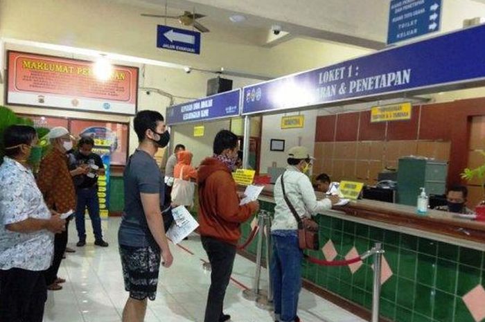 Ilustrasi pembayaran pajak kendaraan di Samsat