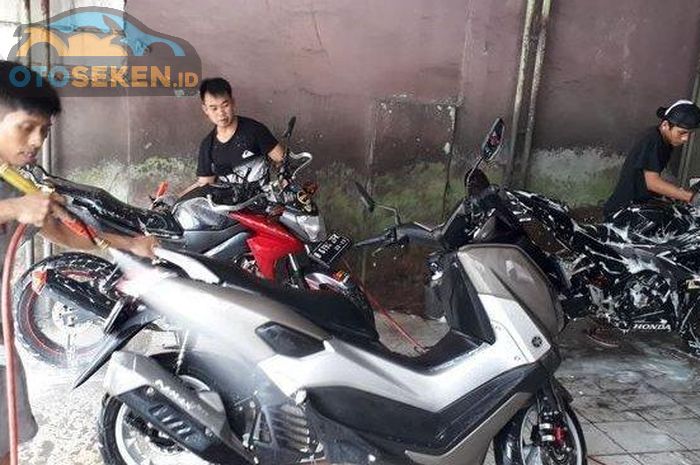 Cuci motor saat musim hujan