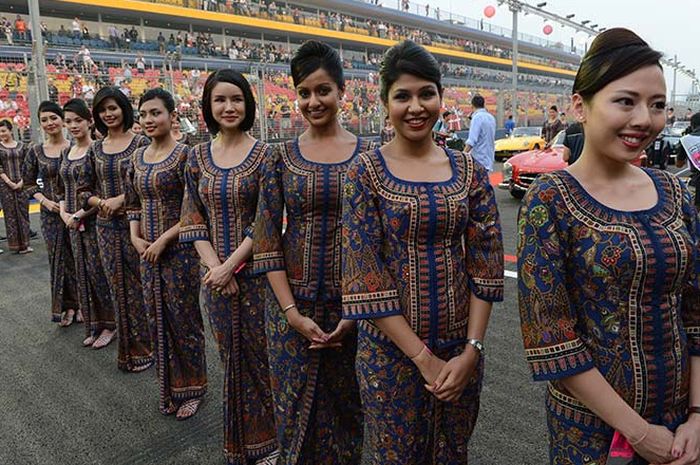 Wanita cantik dengan pakaian pramugari Singapore Airlines pada balap F1 Singapura