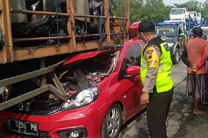 Honda Brio hancur tabrak truk pengangkut Honda Scoopy di jalur Pantura, Jateng.