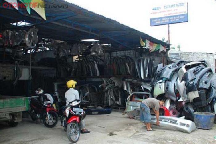 Gerai limbah part mobil Tsunami Motor di Jl. M Kahfi, Jaksel