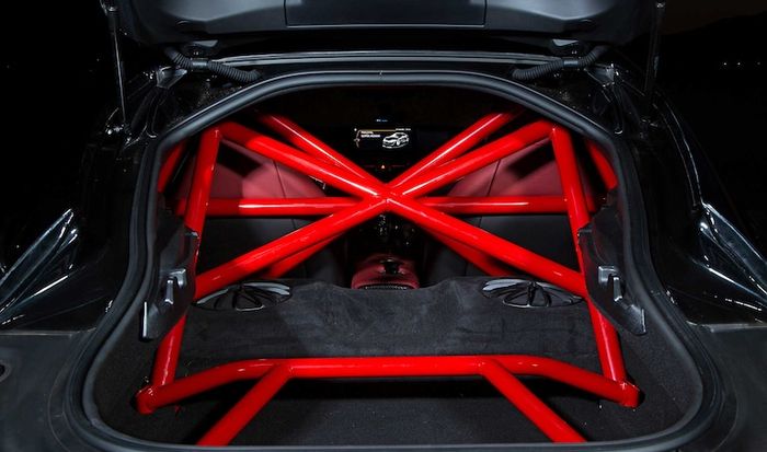 Tampilan kabin modifikasi Toyota GR Supra dipasangi roll bar