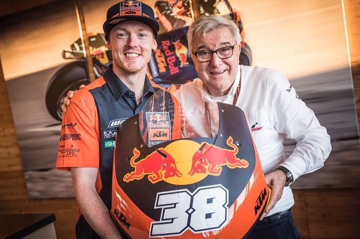 Bradley Smith (kiri) bersama Nick Harris, mantan komentator MotoGP