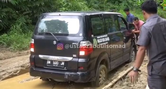 Suzuki APV rombongan Ustadz Abdul Somad