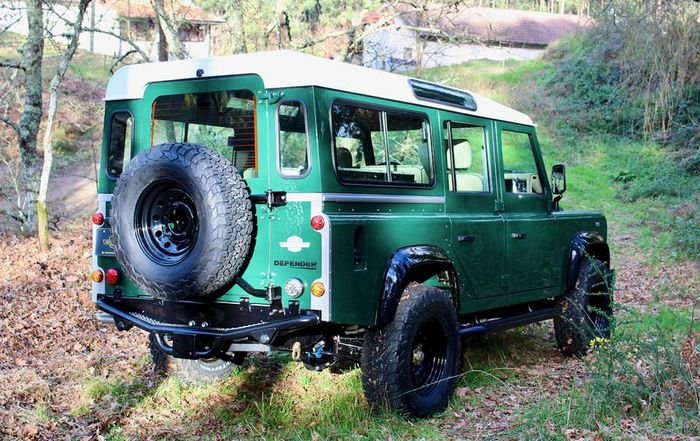 Tampilan belakang restorasi modifikasi Land Rover Defender karya Legacy Overland