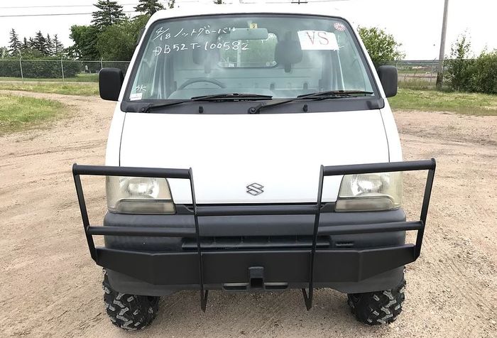 Tampang depan Suzuki Carry pikap dengan bumper custom