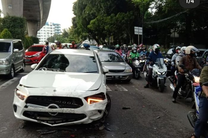 Kecelakaan beruntun di Kebayoran Baru Jakarta Selatan