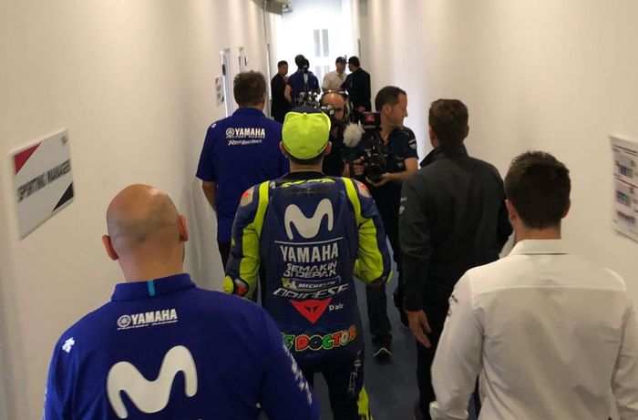 Valentino Rossi dan tim keluar dari ruang Race Direction setelah melakukan pertemuan