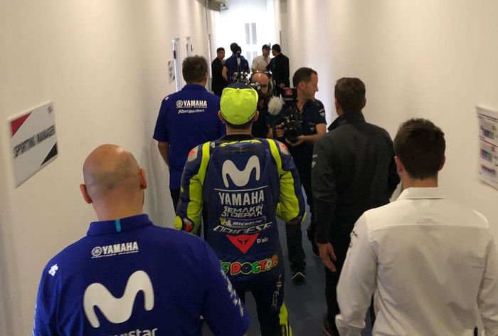 Valentino Rossi dan tim keluar dari ruang Race Direction setelah melakukan pertemuan