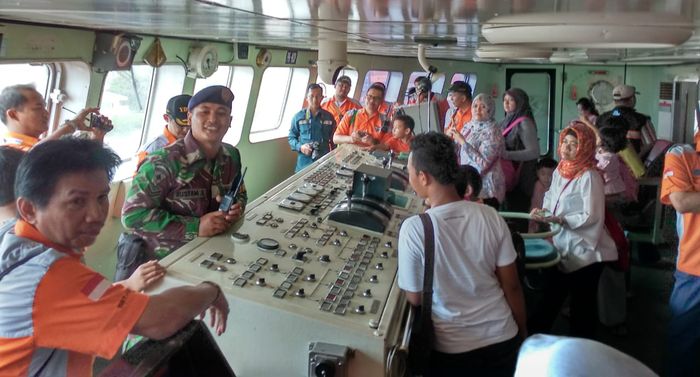 BBT saat mengunjungi anjungan KRI