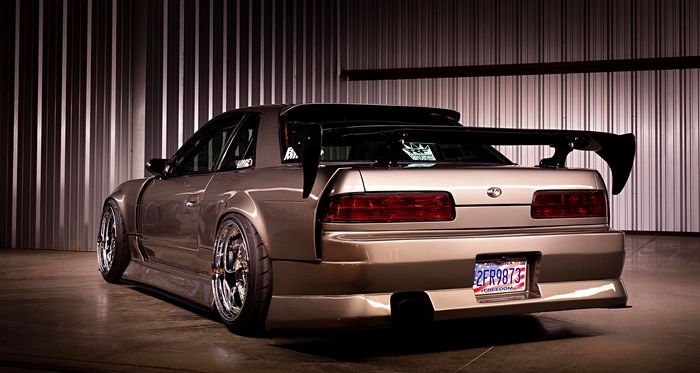 Tampilan belakang Nissan Silvia dengan GT wing Bling Factory