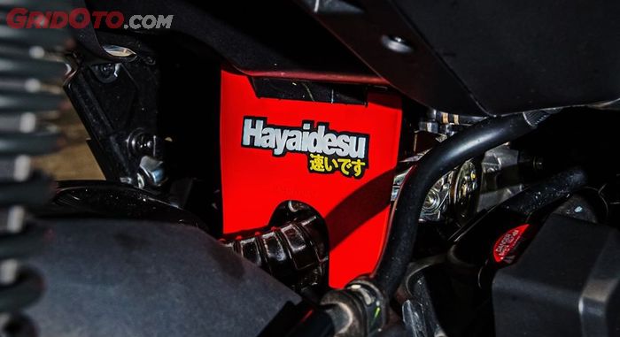 Contoh mud flap Hayaidesu warna merah di Honda ADV 150.