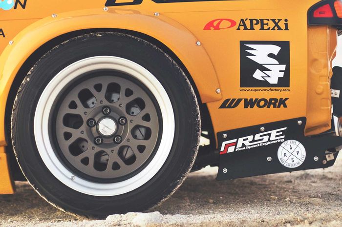 Modifikasi Nissan Silvia S13 ditopang pelek Work Seeker GX ukuran 17 inci