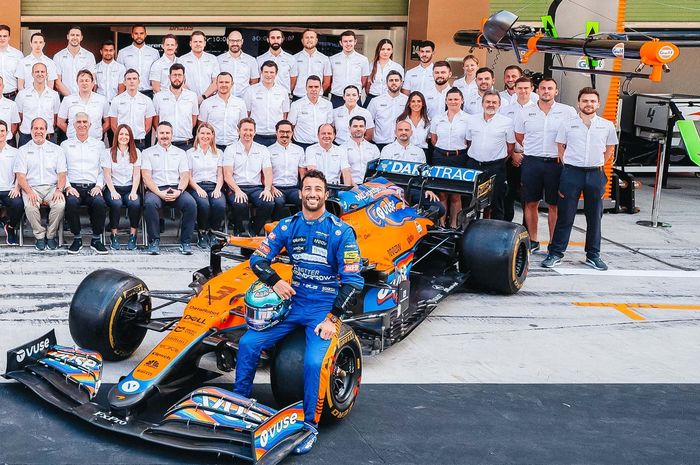 Daniel Ricciardo foto bersama tim Mclaren pada balapan terakhir tahun ini di F1 Abu Dhabi 2021