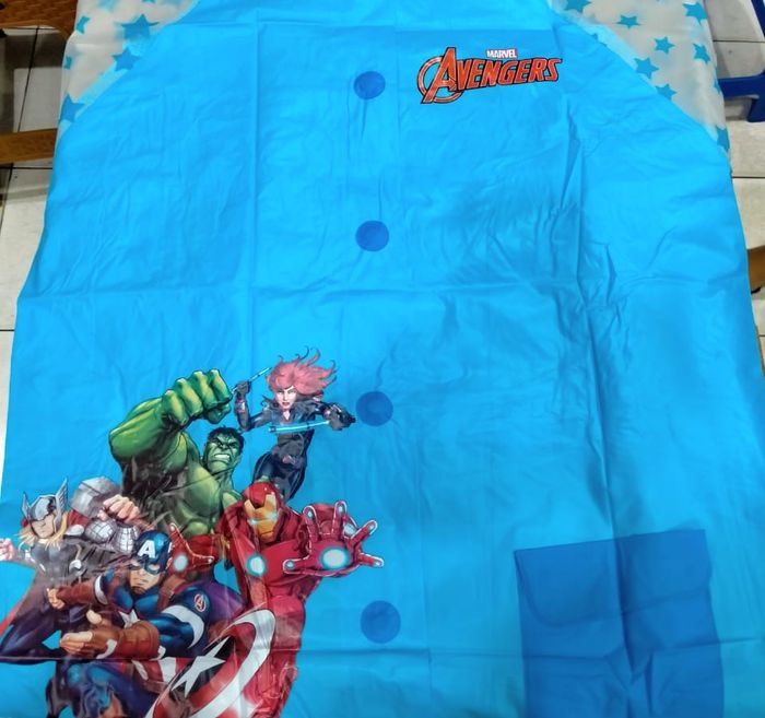 Ilustrasi Jas Hujan untuk anak dengan desain yang lucu.