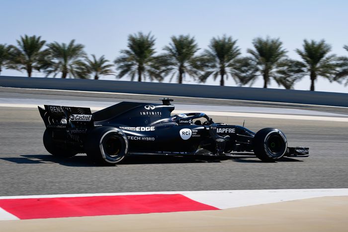 Fernando Alons tes mobil Renault R.S.18 di sirkuit Bahrain