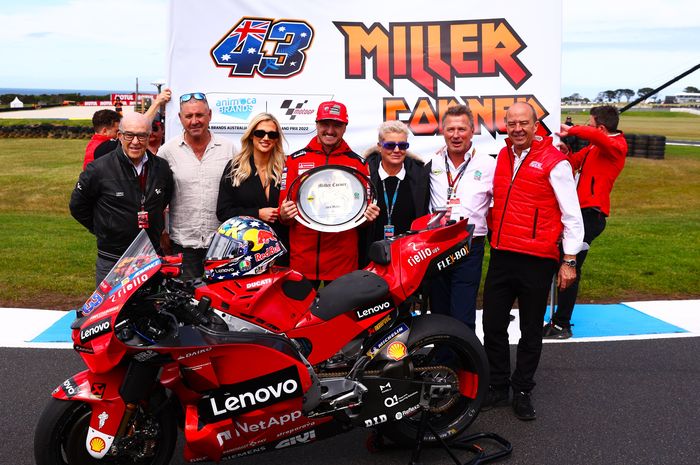 Jack Miller (tengah) saat diumumkan namanya diabadikan di tikungan 4 yang kini bernama Miller Corner pada MotoGP Australia 2022