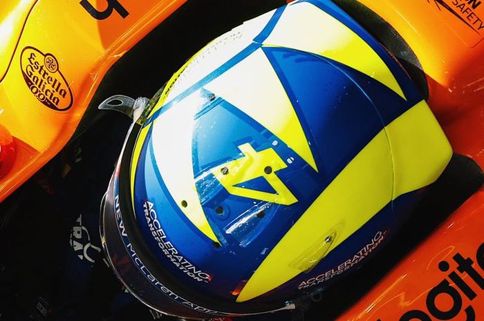 Lando Norris dengan livery helm soleluna seperti sang idola, Valentino Rossi