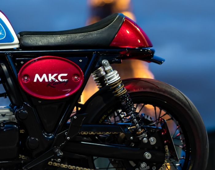 Subframe sudah dipangkas dan dipasangi jok kustom serta side cover baru