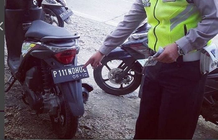 Ilustrasi pelat nomor aneh