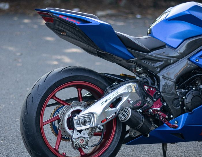 Knalpot carbon fibre custom dimensinya pendek, klop dengan swing arm CBR1000RR