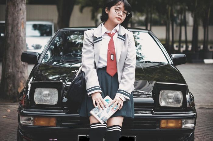 Cinta Rahmania Putri Khairunnisha berpose di samping Toyota Sprinter Trueno AE86