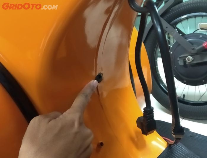 Soket listrik untuk isi ulang daya baterai 