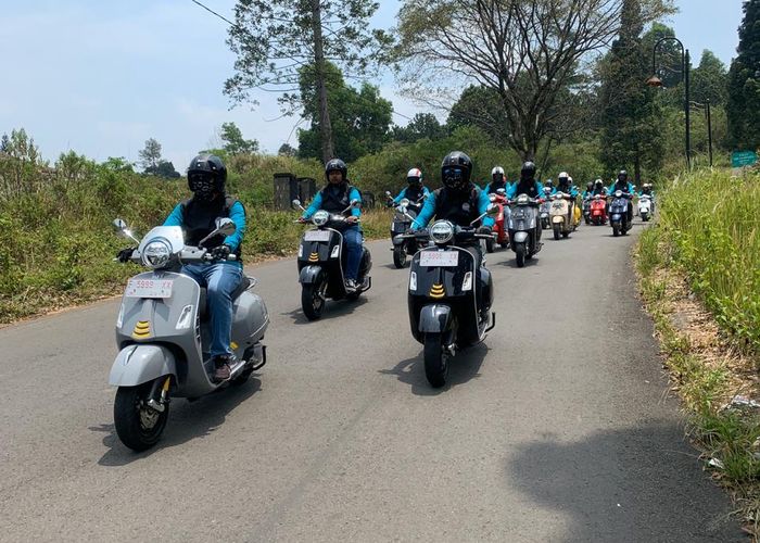 Rombongan media experience Vespa GTS Super Tech 300