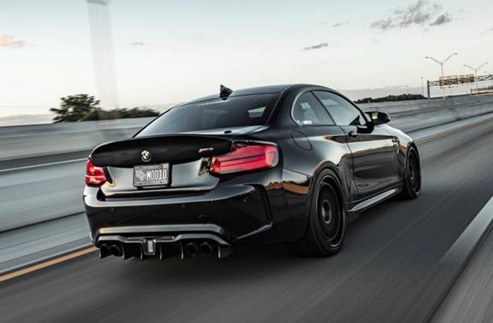 Tampilan belakang modifikasi BMW M2 serba hitam