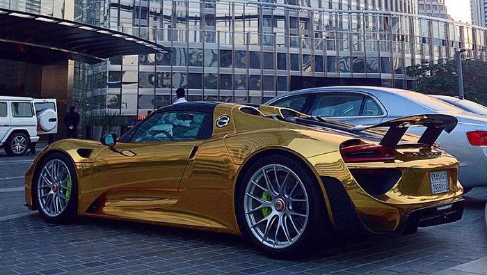 Porsche 918 Spyder pakai body wrap emas