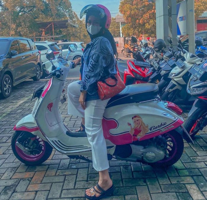 Aulia Putri Sahati dengan Vespa Sprint 150 modifikasinya