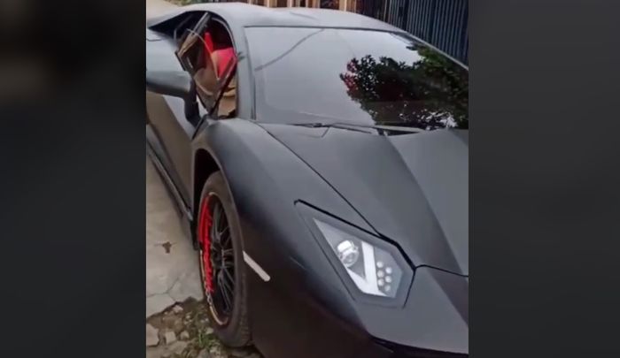 Tampak samping replika Lamborghini Aventador yang viral di medsos.