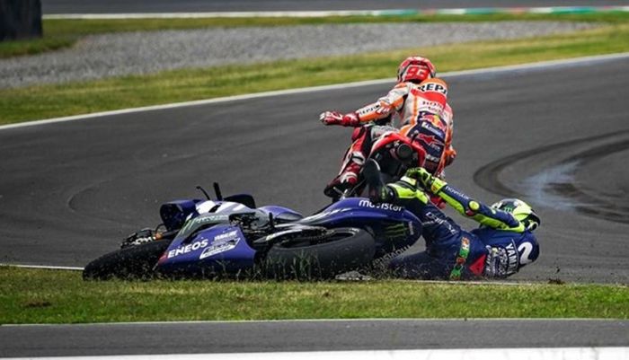 Marc Marquez senggol Valentino Rossi di MotoGP Argentina 2018