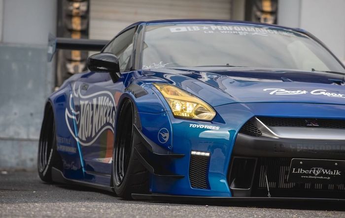 Tampilan depan modifikasi Nissan GT-R R35 garapan Liberty Walk