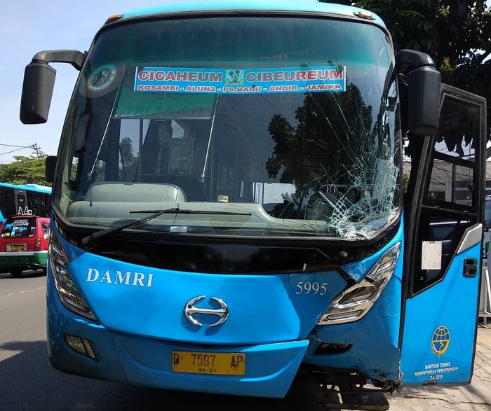 Bus Damri Cicaheum-Cibeureum yang mengalami rem blong hingga menabrak keras Mitsubishi Xpander masih baru banget