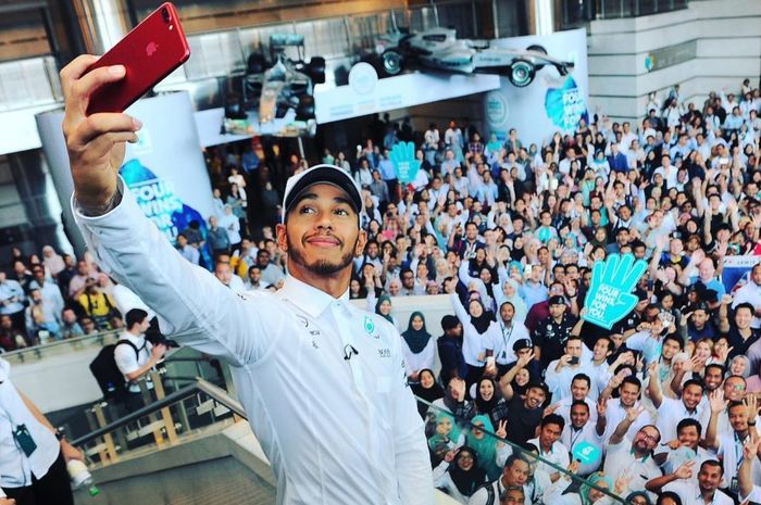 Lewis Hamilton merayakan keberhasilannya jadi juara dunia F1 2017 di kantor Petronas di Kuala Lumpur, Malaysia