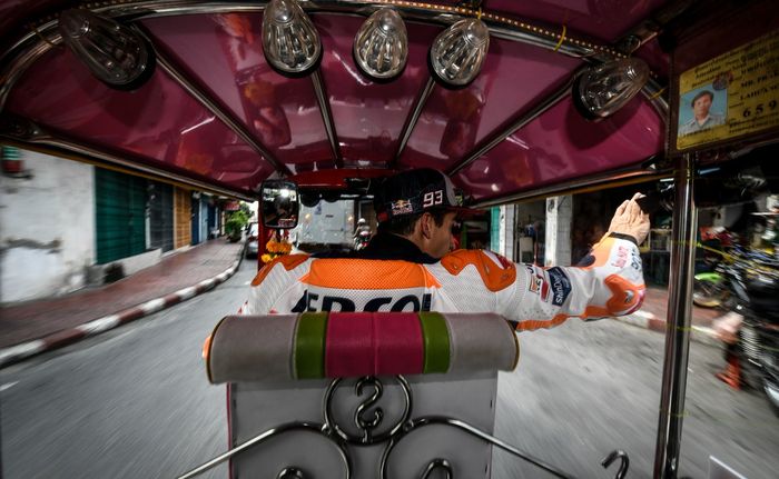 Marc Marquez menyapa penggemar saat naik tuk tuk