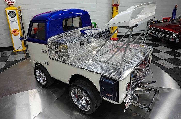 Tampilan belakang modifikasi VW Kombi bantet dengan sayap ukuran besar