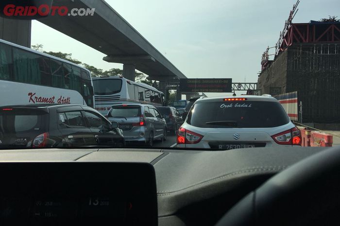 Macet sudah terjadi mulai Tol Jakarta - Cikampek KM 7