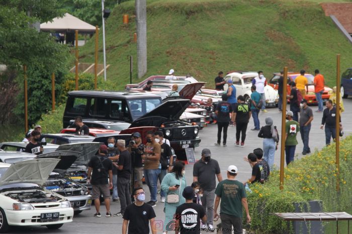 Para pencinta mobil retro berkumpul sekaligus menggelar kontes