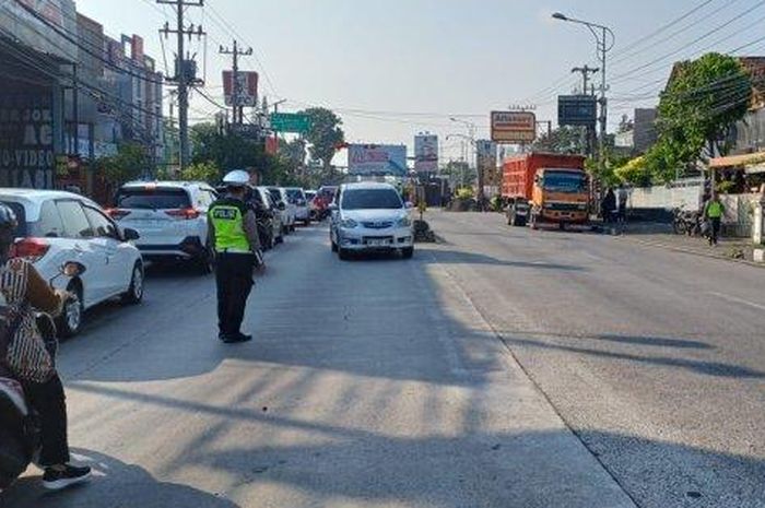 Truk dilarang melintas di jalur kota Ungaran pada pagi hari. Neka melanggar polisi siap lakukan penindakan