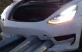 Tesla Model 3 Tertancap Pembatas Jalan, Dari Depan Tembus ke Bagasi