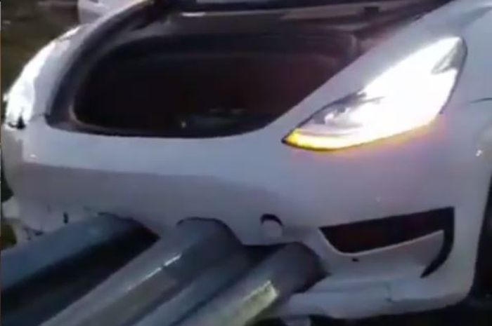 Tesla Model 3 tertancap di besi pembatas jalan tol