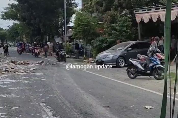 Honda City disambar gandengan truk yang gelimpang di jalan raya Lamongan-Babat, Paji, Pucuk, Lamongan, Jawa Timur
