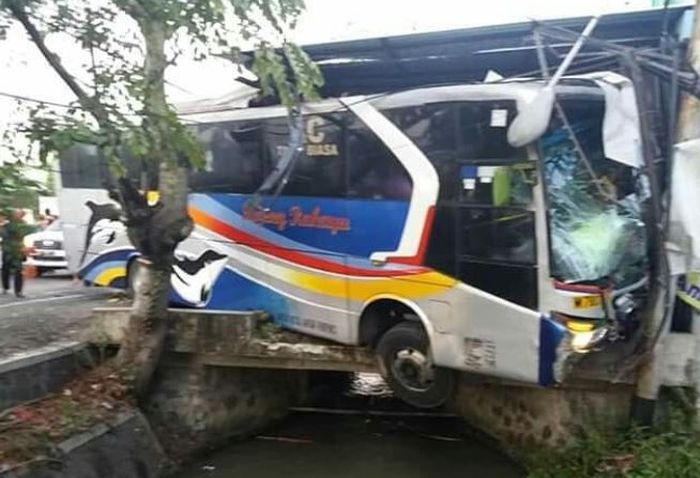 Kondisi bus usai hajar beberapa mobil dan berhenti tabrak tiang listrik