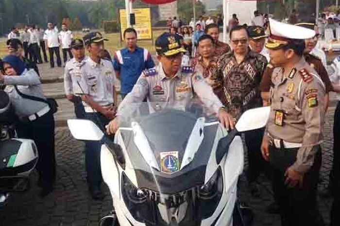 Gubernur DKI Jakarta saat sedang mencoba motor dinas milik Dishub