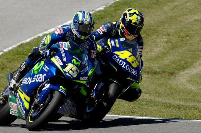 Valentino Rossi (kanan) saat berduel melawan Sete Gibernau