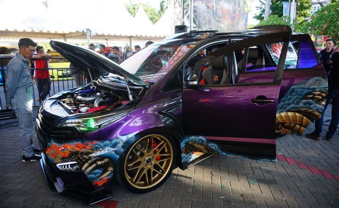 Tampilan samping modifikasi Toyota Innova pakai body Fortuner