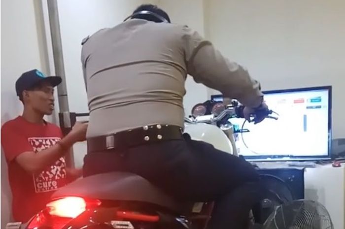 Polisi jadi tester Ducati Monster di mesin dyno