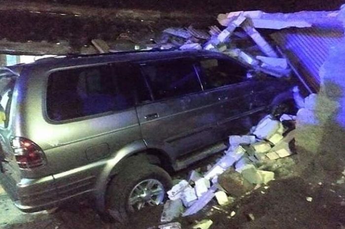 Mobil Isuzu Panther bernopol L 1476 GK yang dikemudikan oknum kepolisian, Iptu SY menghantam rumah warga di Desa Bangunrejo, Kecamatan Pamotan, Kabupaten Rembang, Jawa Tengah, Senin (25/5/2020) malam.